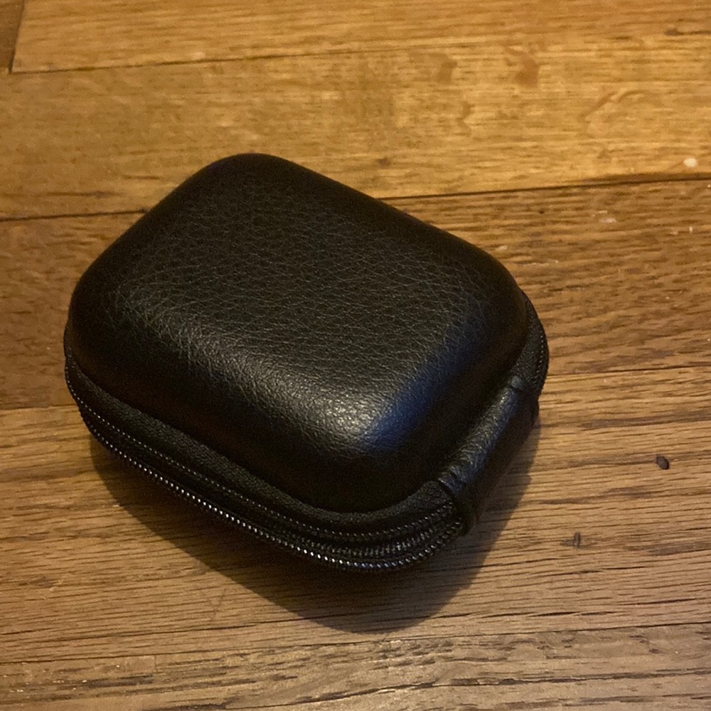 Black air pod case.